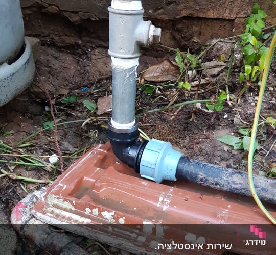 צינור מתכת מחובר לצינור פלסטיק עם מחבר